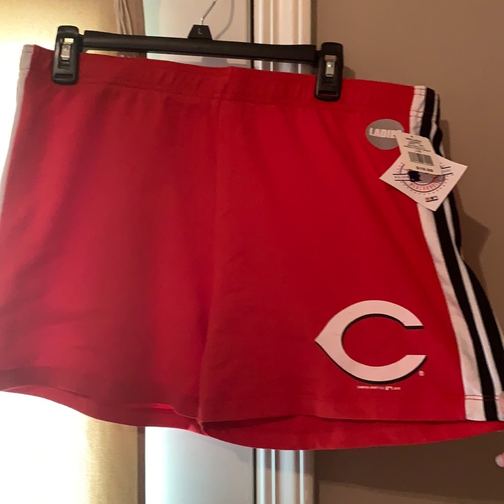 Cincinnati Reds women’s size large short